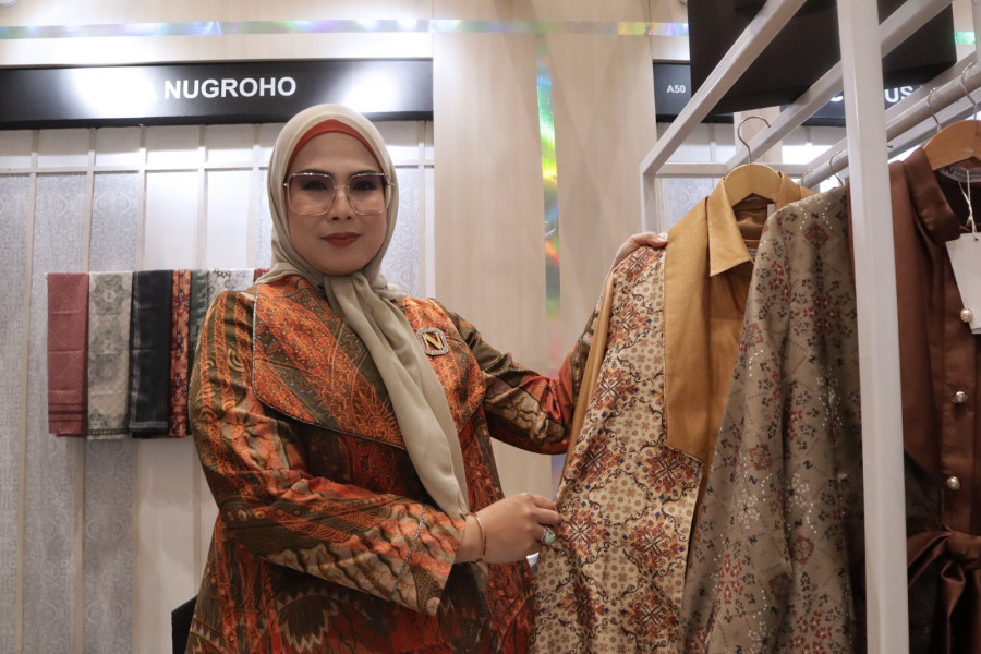 Nina Septiana, owner brand fesyen Nina Nugroho, menunjukkan koleksi terbarunya bertema Kai.ros, di booth A51 Cendrawasih 1, JCC, di ajang IN2MF 2024, Jumat (27/10)/Agung Hadiawan
