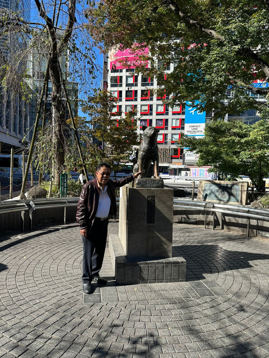 Karni Ilyas berdiri di depan patung kebanggaan masyarakat Jepang, Hachiko/Dok Ilham Bintang