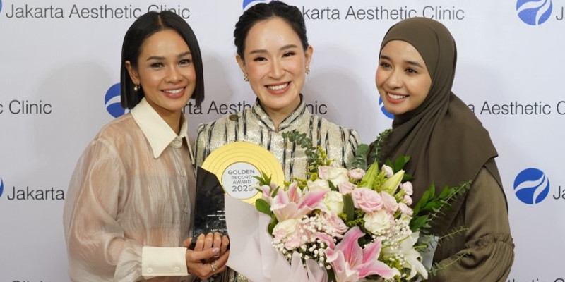 Dr Olivia Ong bersama penyanyi Andien Aisyah dan selebriti Laudya Chyntia Bella memamerkan penghargaan yang berhasil diraih JAC untuk kedelapan kalinya/Dok JAC