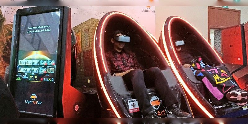 Pengunjung Halal Expo Indonesia mencoba pengalaman teknologi VR/Farah