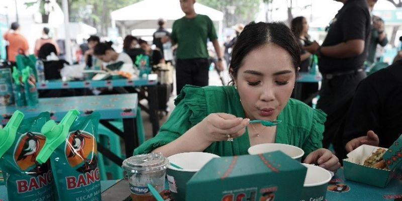 Selebriti mom Nagita Slavina menikmati kuliner Nusantara di Festival Jajanan Bango 2023, Plaza Parkir Timur Senayan, Jakarta, Minggu (29/10)/Dok FJB