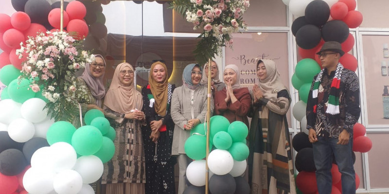 Founder Moz5 Salon Muslimah bersama influencer dan tamu undangan memotong tali tanda resmi dibukanya cabang Grand Wisata Bekasi/Farah