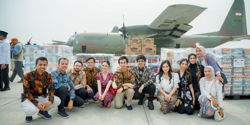 Sejumlah figur publik hadiri pelepasan bantuan tahap pertama untuk Palestina di Halim Perdana Kusuma (4/11)/Kitabisa