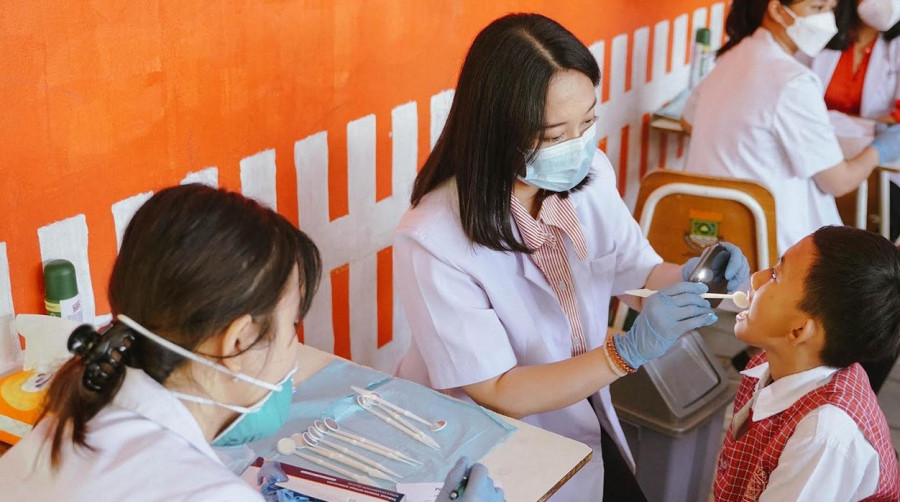 Para dokter dari Pepsodent memeriksa gigi anak-anak/Dok Pepsodent