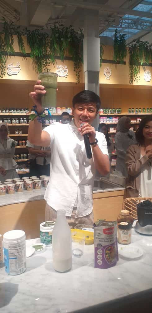 Lucky Chan, The Father of SESA, saat mempraktikkan cara membuat minuman sehat dari bahan-bahan organik/Farah