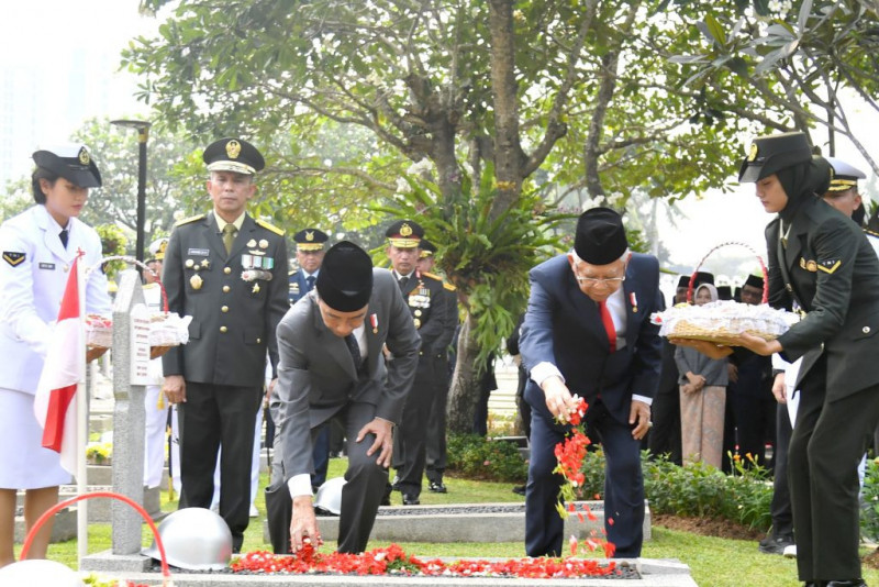 Presiden Joko Widodo dan Wapres Ma'ruf Amin di TMPN Kalibata (10/11/1023)/BPMI Setpres
