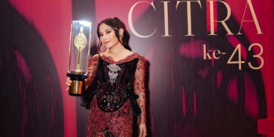 Tampil Cantik Berkebaya, Ini Potret Prilly Latuconsina Saat Memenangkan Piala Citra Pertamanya di FFI 2023