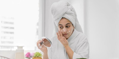 Berhenti Lakukan Kebiasaan Ini Saat Memakai <i>Skincare</i>