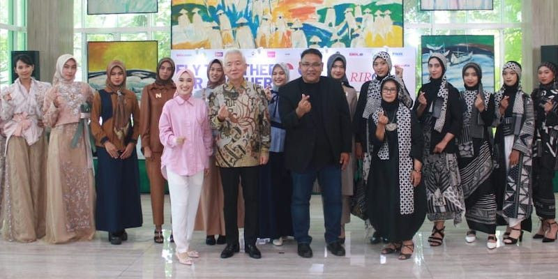 Dubes Korsel Lee Sang-deok dan Ketua Umum JMSI Teguh Santosa berfoto bersama peragawati yang memeriahkan seminar internasional 