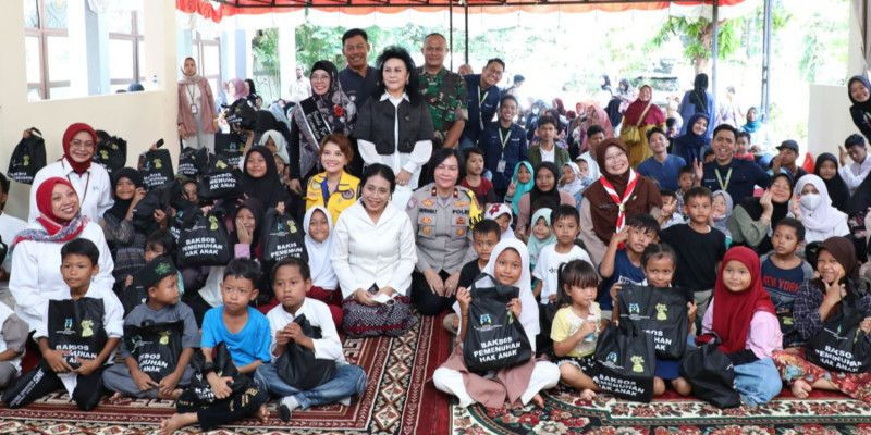 Menteri PPPA (berbaju putih) bersama anak-anak di Kampung Pemulung, Depok/Dok. KemenPPPA