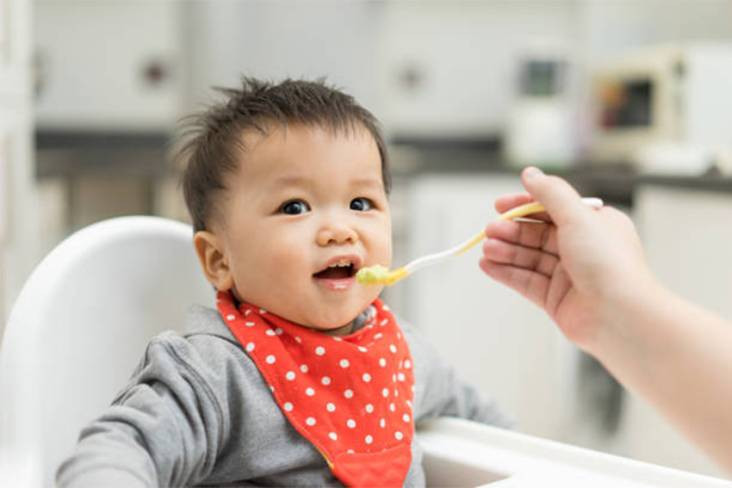 Ilustrasi anak makan MPASI/Freepik