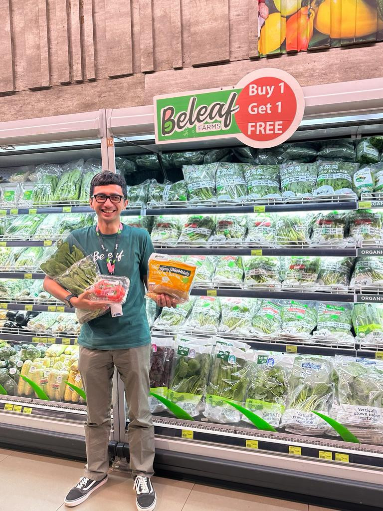 Marketing Eksekutif Beleaf Farms Mikhail Teguh Pribadi, memperkenalkan produk-produk sayur unggulan yang dihasilkan dari kebun Beleaf/Farah