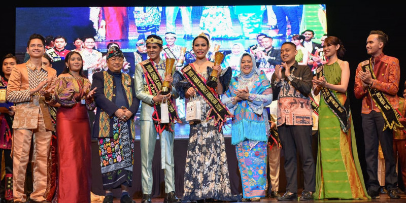 Putra Putri Tenun Songket Indonesia 2023, berfoto bersama para dewan juri dan founder Yayasan PPTSI Prof Anna Mariana/Farah