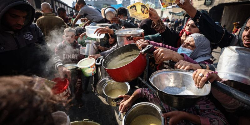 Para pengungsi Gaza berebut makanan/AP
