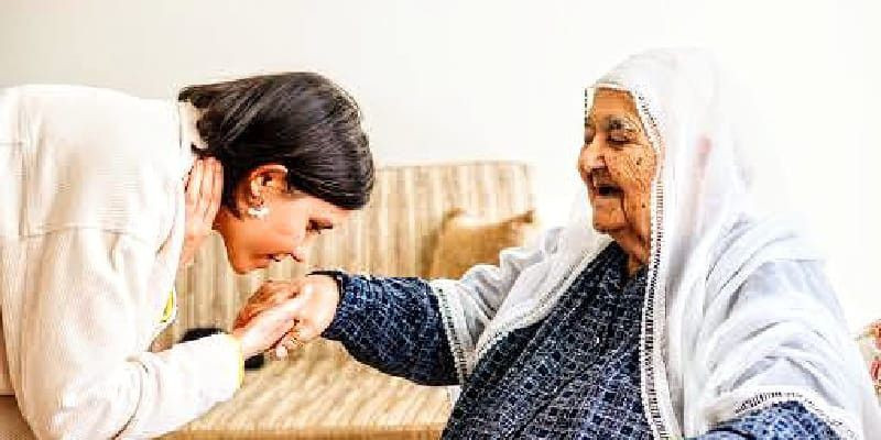 Mencium tangan orang tua/Getty Images