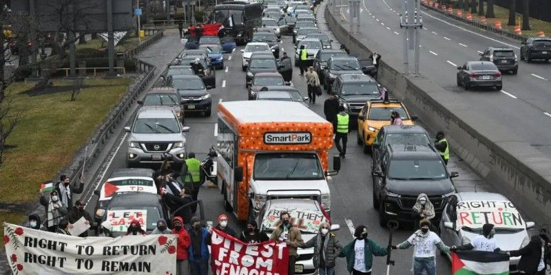 Pengunjuk rasa di Jalan Tol Van Wyck menuju Bandara Internasional Kennedy/Reuters