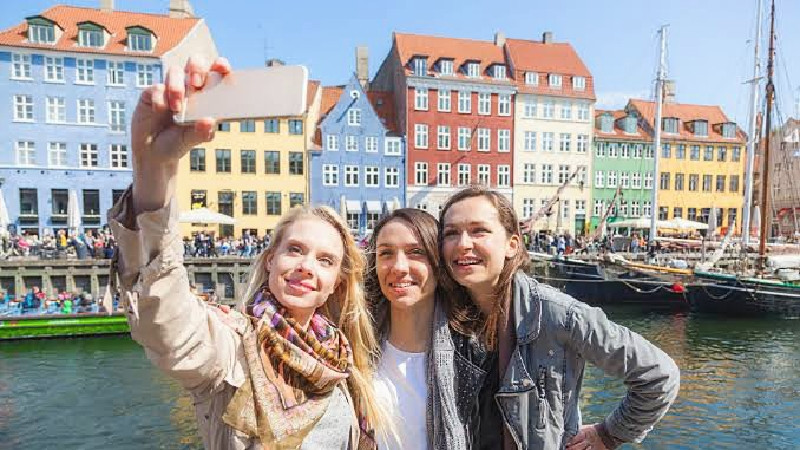 Ilustrasi tiga remaja melakukan swafoto di Kopenhagen/Yatra