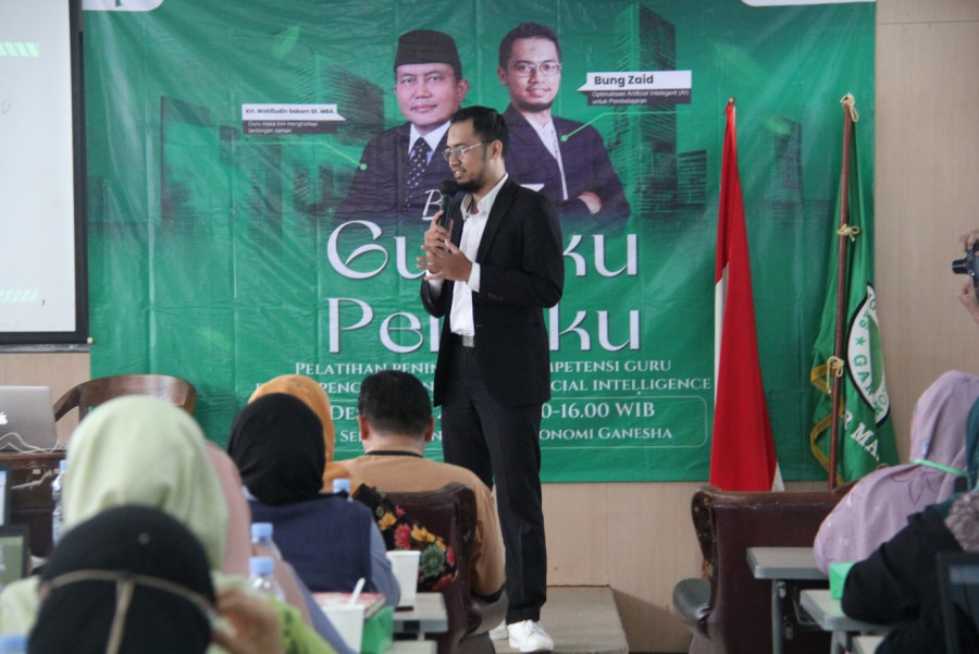 Dir LAZNAS DPF Arif Nurhayadi menyalurkan beasiswa peningkatan kompetensi untuk 100 guru di Tangerang Selatan/DPF