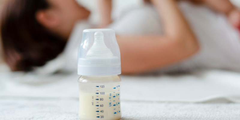 Ilustrasi susu untuk bayi/Freepik