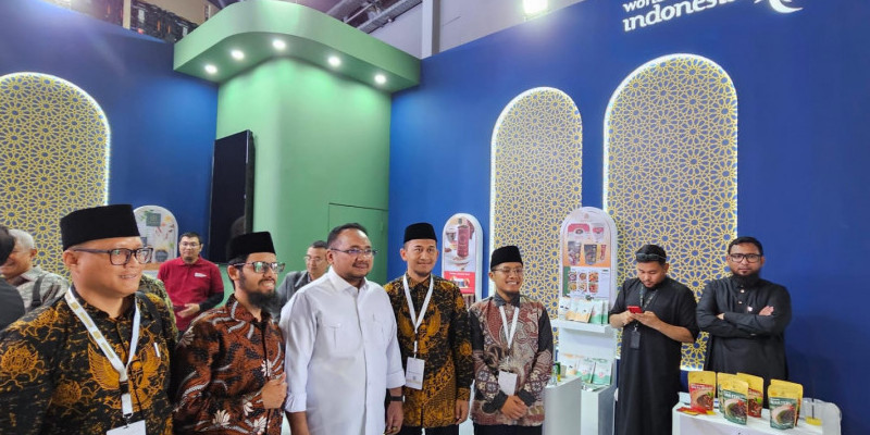 Menag Yaqut Cholil Qoumas di stan Indonesia dalam Hajj & Umrah Services Conference and Exhibition 2024/ Kemenag