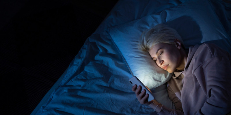 Ilustrasi melihat layar ponsel sebelum tidur/Freepik