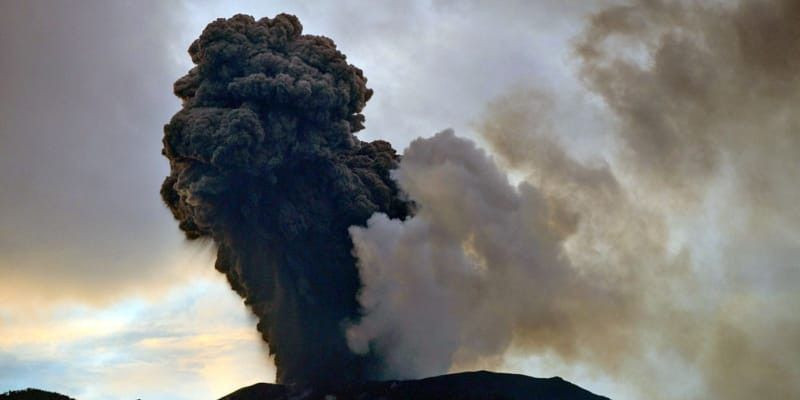 Abu vulkanik menyembur dari gunung Marapi/ANTARA