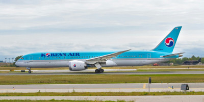 Pesawat Korean Air Menabrak Pesawat Cathay Pacific yang Terparkir di Bandara Jepang