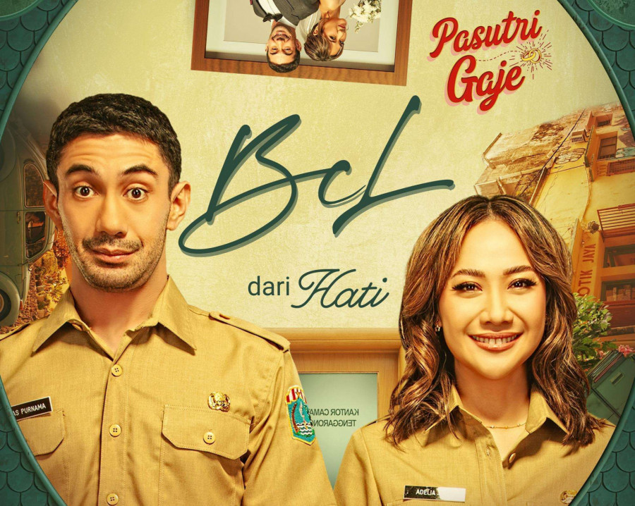 Poster film <i>Pasutri Gaje</i> yang diperankan Reza Rahadian sebagai Adimas dan Bunga Cintra Lestari sebagai Adelia. Keduanya dipasangkan sebagai suami istri/Falcon Picture