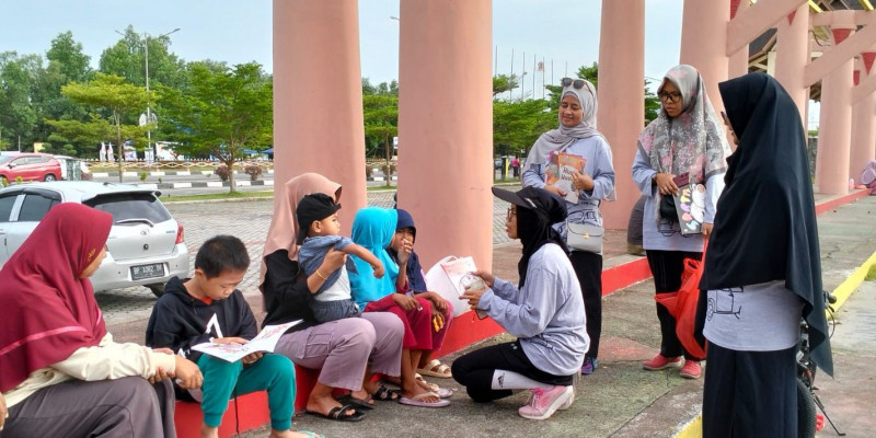 Bagi buku on the road di Tanjung Balai Karimun/Komunitas Buka Buku