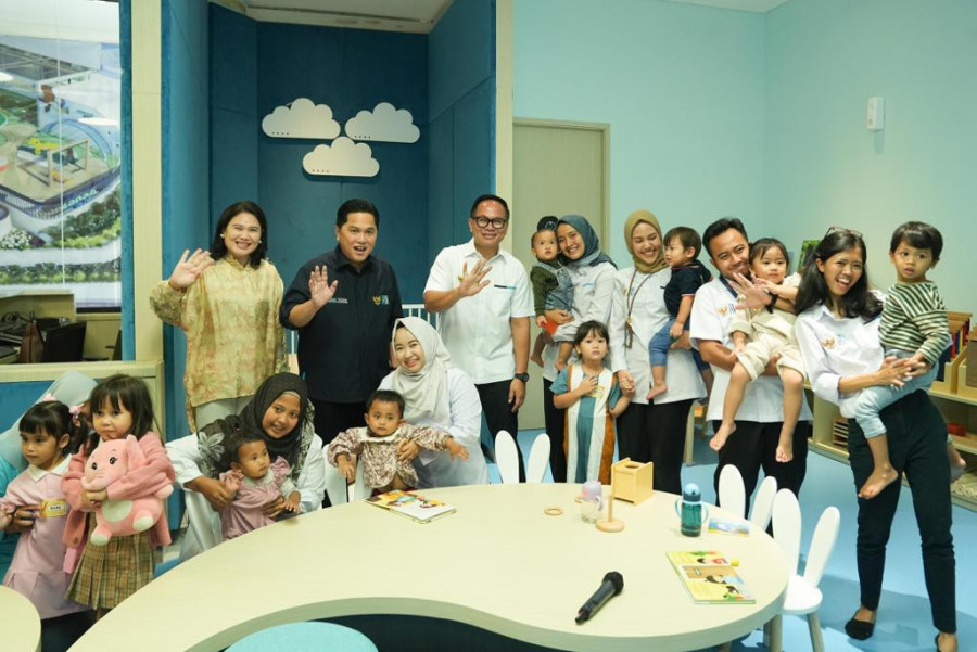 Menteri BUMN Erick Thohir bersama para pekerja perempuan berada di daycare Kementerian BUMN/MI