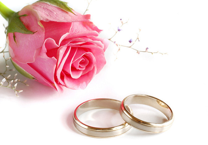 Ilustrasi bunga dan cincin dalam pernikahan yang bahagia/Worldpress