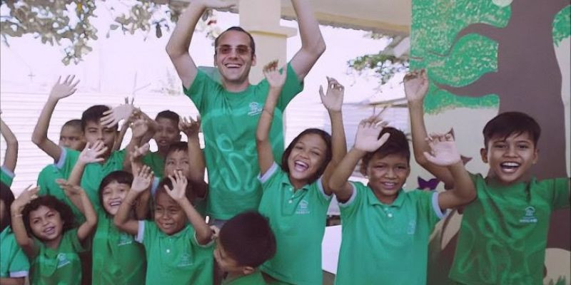 Chaim Fetter bersama anak-anak asuh Yayasan Peduli Anak/TVRI