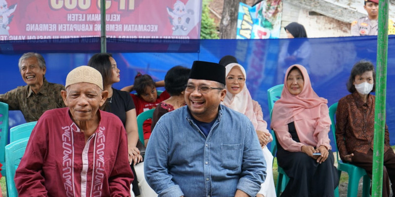 Menag Yaqut Cholil Qoumas bersama warga saat antre pencoblosan suara di Rembang (14/2)/Dok. Kemenag RI