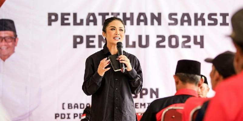 Krisdayanti saat bertugas sebagai kader PDIP/Instagram @krisdayantilemos