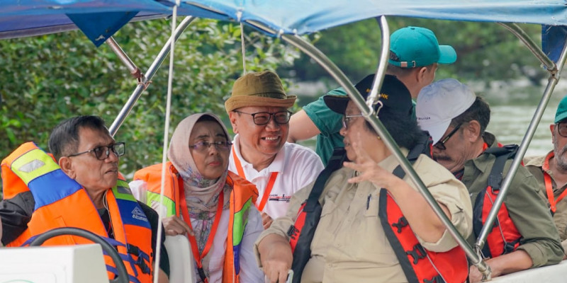 Menteri KLHK Siti Nurbaya bersama rekan pers berkeliling hutan mangrove di TWA Angke Kapuk, Jakarta Utara, Sabtu (17/2/2024)/Farah