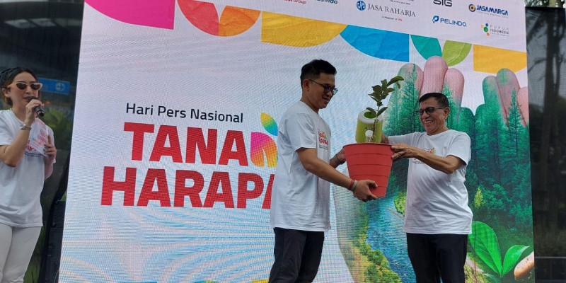 Penyerahan 10 ribu pohon oleh Sekjen PWI Pusat kepada pengelola Ancol, Minggu (18/2/2024)/Farah