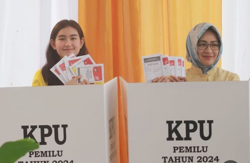 Airin Rachmi Diany (kanan) bersama putrinya Ratu Ghefira usai mencoblos surat suara (14/2)/Instagram @airinrachmidiany