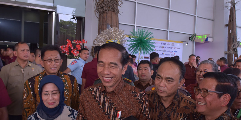 Presiden Joko Widodo didampingi Ketua Dewan Pers Ninik Rahayu, usai menyampaikan sambutan di puncak Peringatan HPN 2024 di Ancol, Jakarta/Sekretariat Kabinet
