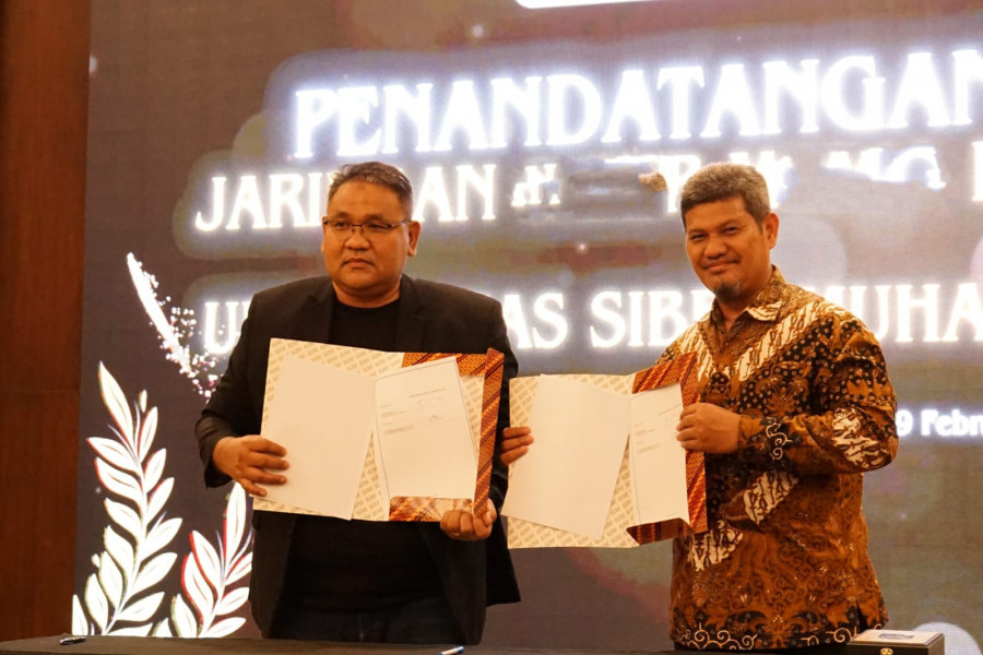 Ketua Umum JMSI dan Rektor SiberMu Dr Bambang Riyanta menunjukkan MoU yang sudah diteken kedua belah pihak/Farah.id