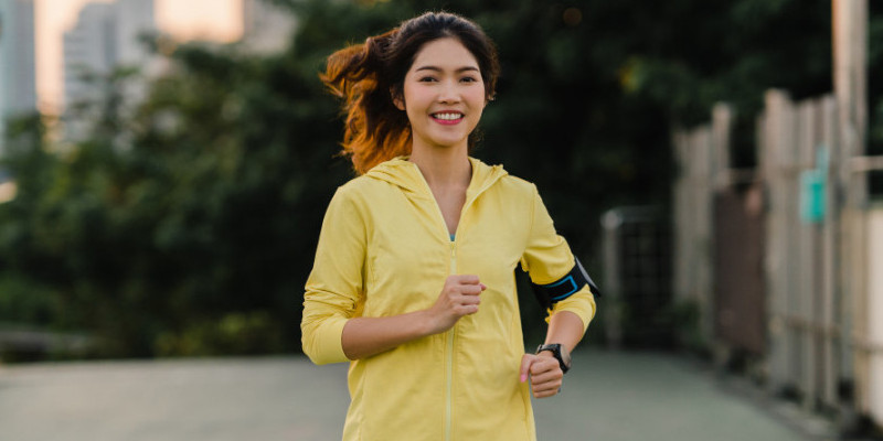 Ilustrasi perempuan tersenyum saat jogging/Freepik
