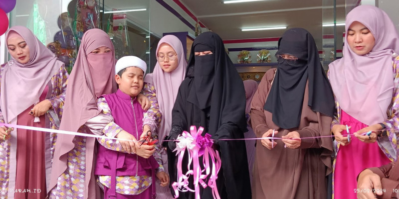 Pengguntingan pita grand opening Mina Tour di Grand Wisata, Bekasi, Sabtu (25/2/2024). Hadir dalam acara tersebut Ummi Pipik dan Ummu Hanif/Farah.id