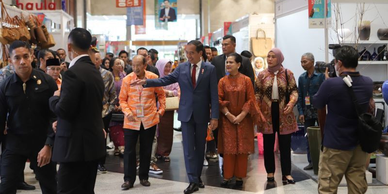 Presiden Joko Widodo bersama Ibu Iriana meninjau sejumlah booth yang menjadi peserta INACRAFT 2024 di JCC, Jakarta, Rabu (28/2/2024)/Dok Asephi