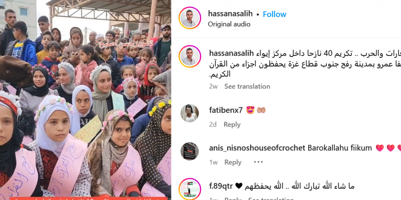 Para hafiz/hafizah asa Gaza yang sedang mengungsi di Rafah mendapatkan selempang kertas dan bando bunga sebagai tanda penghormatan karena berhasil menghafal Al-Qur'an/Tangkapan Layar @hassanasalih