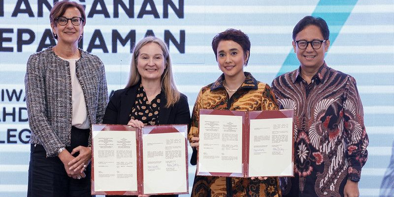 Dirut Pusat Kesehatan Jiwa Nasional RS Marzoeki Mahdi Dr Nova Riyanti Yusuf bersama Deputi Perkembangan Bisnis Global King’s College London Dr Helen Bailey menunjukkan lembar kesepakatan/Menkes