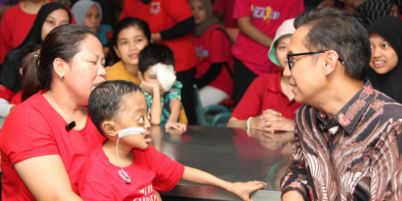 Menkes Budi Gunadi Sadikin berbincang dengan pendamping penderita kanker di Yayasan Kasih Anak Kanker Indonesia, Rabu (28/2/2024)/Kemenkes