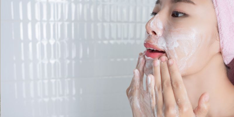 Ilustrasi perempuan mencuci muka/Freepik