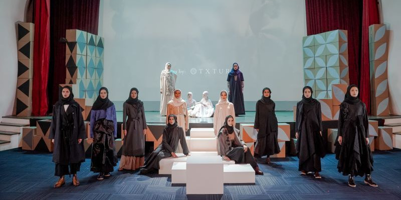 12 koleksi rancangan Rosie Rahmadi bertajuk Adolescence meramaikan Theatrical Fashion Presentation dalam rangkaian MUFFEST+ Media Viewing/IFC