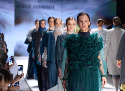 <i>Crater of Mount Patuha</i>, Keajaiban Kawah Putih Bandung By Irmasari Joedawinata di Runway Moscow Fashion Week