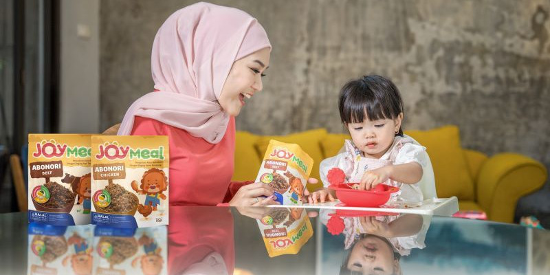 Ilustrasi ibu memberikan anak makan dengan abon/JoyMeal