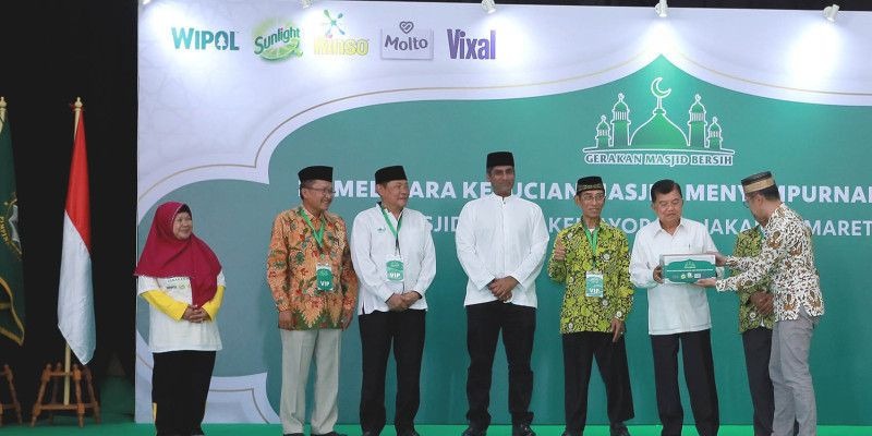 Simbolisasi penyerahan bantuan Gerakan Masjid Bersih 2024 dari Direktur Unilever Indonesia Willy Saelan kepada Ketum PP DMI Dr. (H.C.) Drs. H. Muhammad Jusuf Kalla/Alchemy